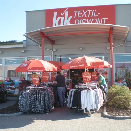De uitbreiding begint met de opening van de eerste KiK-vestiging in Oostenrijk in 1998
