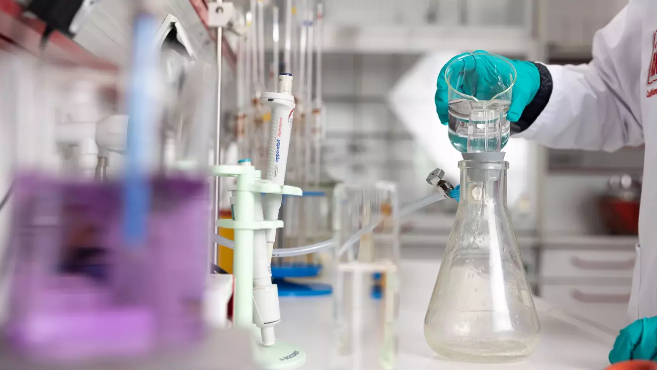 Onderzoek naar de samenstelling van verschillende stoffen in het KiK-laboratorium