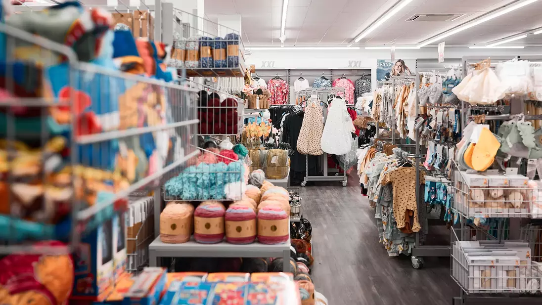 Productpresentatie van het non-food- en textielassortiment in een KiK-filiaal