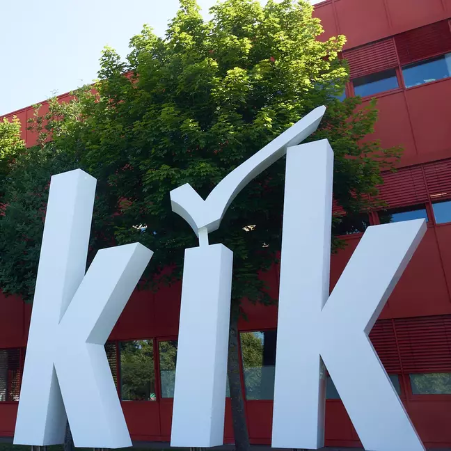 Groot KiK-logo aan de buitenkant van het hoofdkantoor van KiK