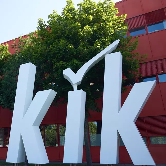 Groot KiK-logo aan de buitenkant van het hoofdkantoor van KiK