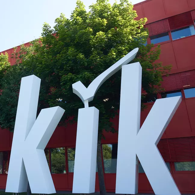 Groot KiK-logo aan de buitenkant van het hoofdkantoor van KiK