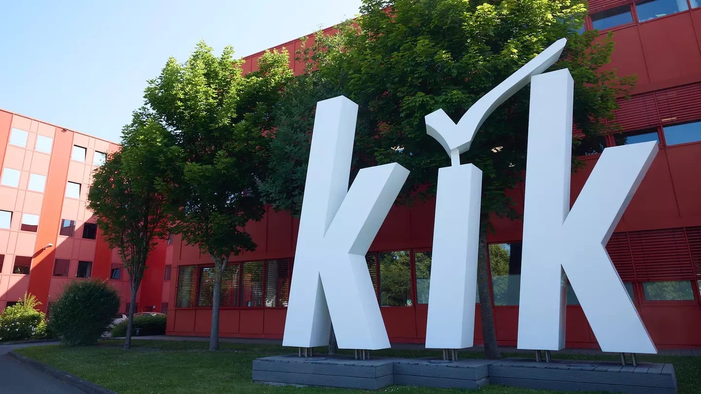 Groot KiK-logo aan de buitenkant van het hoofdkantoor van KiK