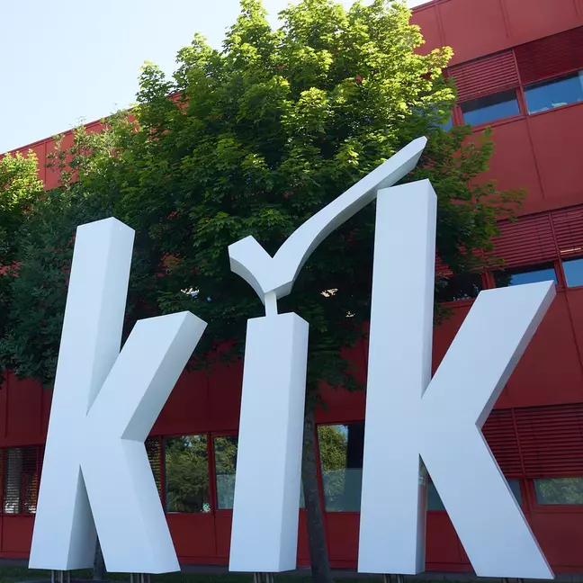 Groot KiK-logo aan de buitenkant van het hoofdkantoor van KiK