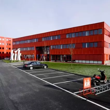 Een grote stap. In 2001 wordt de afdeling Kwaliteitsmanagement opgericht; tegelijkertijd wordt het Europese hoofdkantoor in Bönen in gebruik genomen