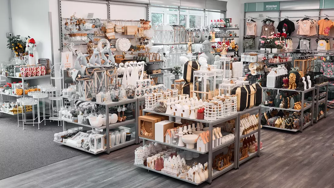 Binnenaanzicht van een filiaal met schappen en uitstallingen voor decoratie- en huishoudartikelen.