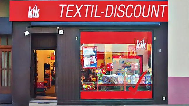 De buitenkant van de eerste KiK-vestiging in Düsseldorf-Gerresheim, als symbool voor de 30-jarige geschiedenis van KiK