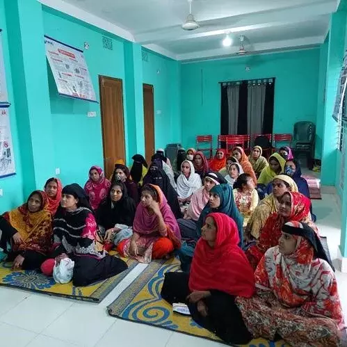 Deelnemers aan een vrouwencafé in Bangladesh tijdens een gezamenlijke activiteit