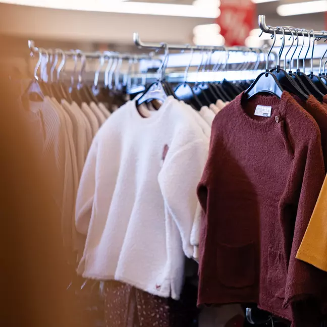 Een deel van het textielassortiment voor kinderen op een kledingrek in een KiK-filiaal