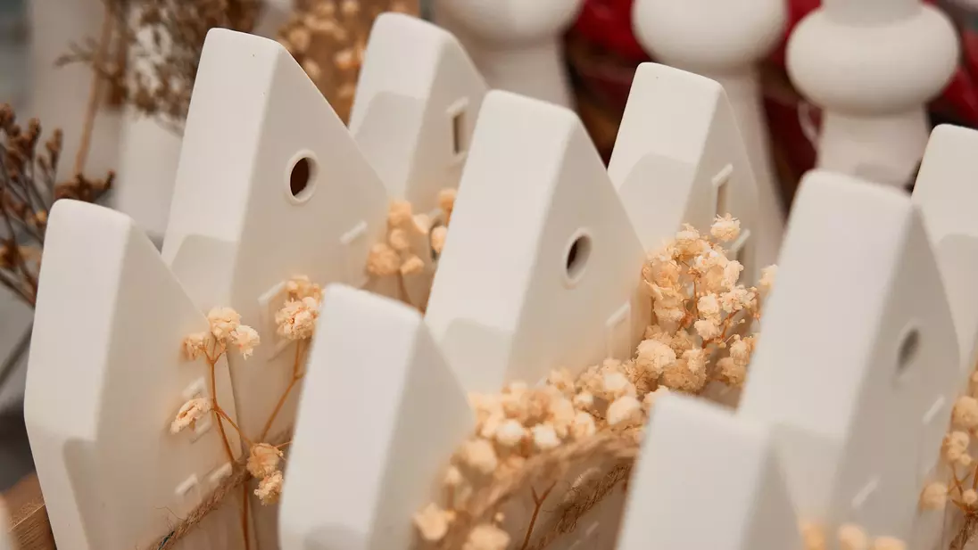 Witte decoratieve huisjes uit de non-foodsector 