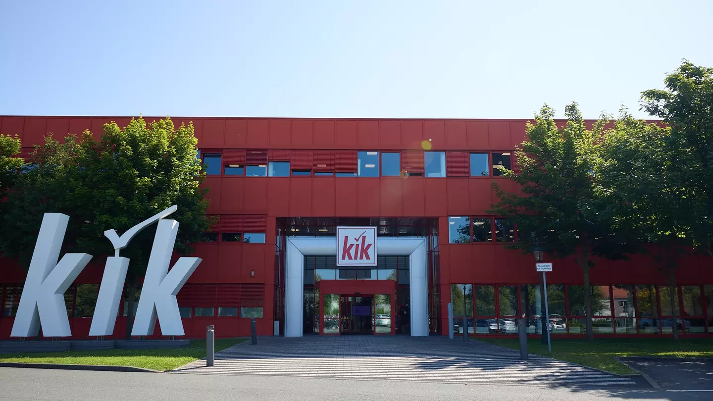 Entree van het KiK-hoofdkantoor in Bönen met een groot KiK-logo.