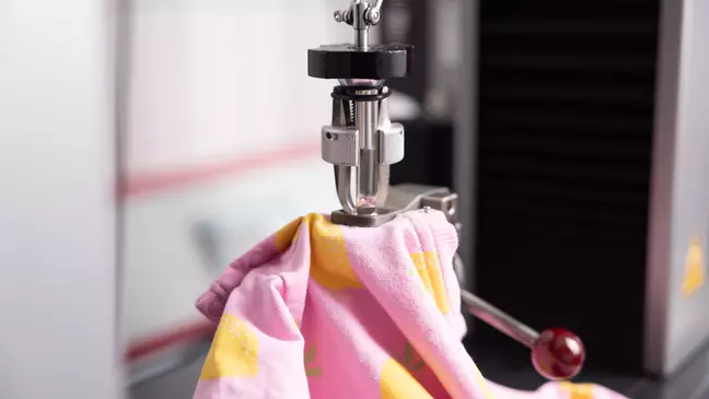 Een topje uit het KiK-assortiment tijdens de laboratoriumtest, als symbool voor het kwaliteitsmanagement bij KiK