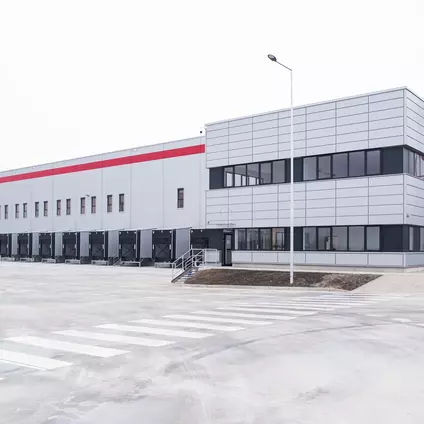 In 2017 wordt het logistieke centrum in Slowakije geopend en gaan de eerste filialen in Italië open