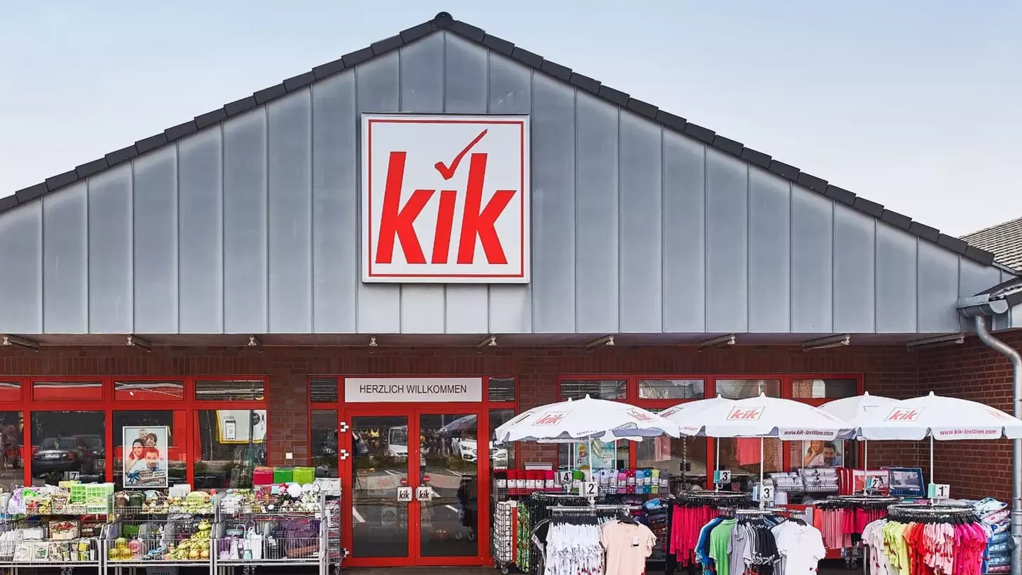 KiK-filiaal met een groot KiK-logo en een groot verkoopoppervlak buiten