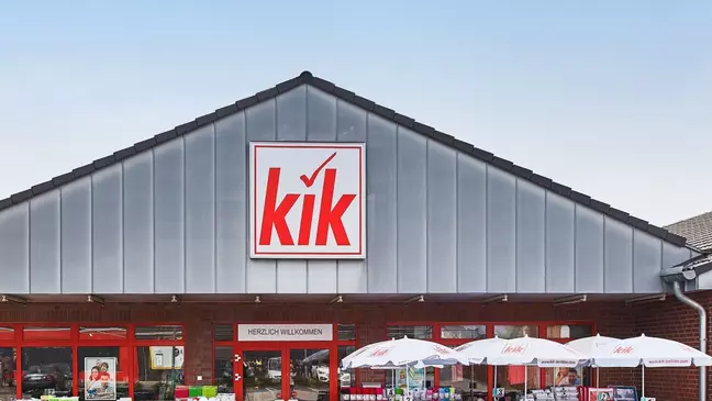 De buitenkant van een van de meer dan 4.200 KiK-winkels in heel Europa