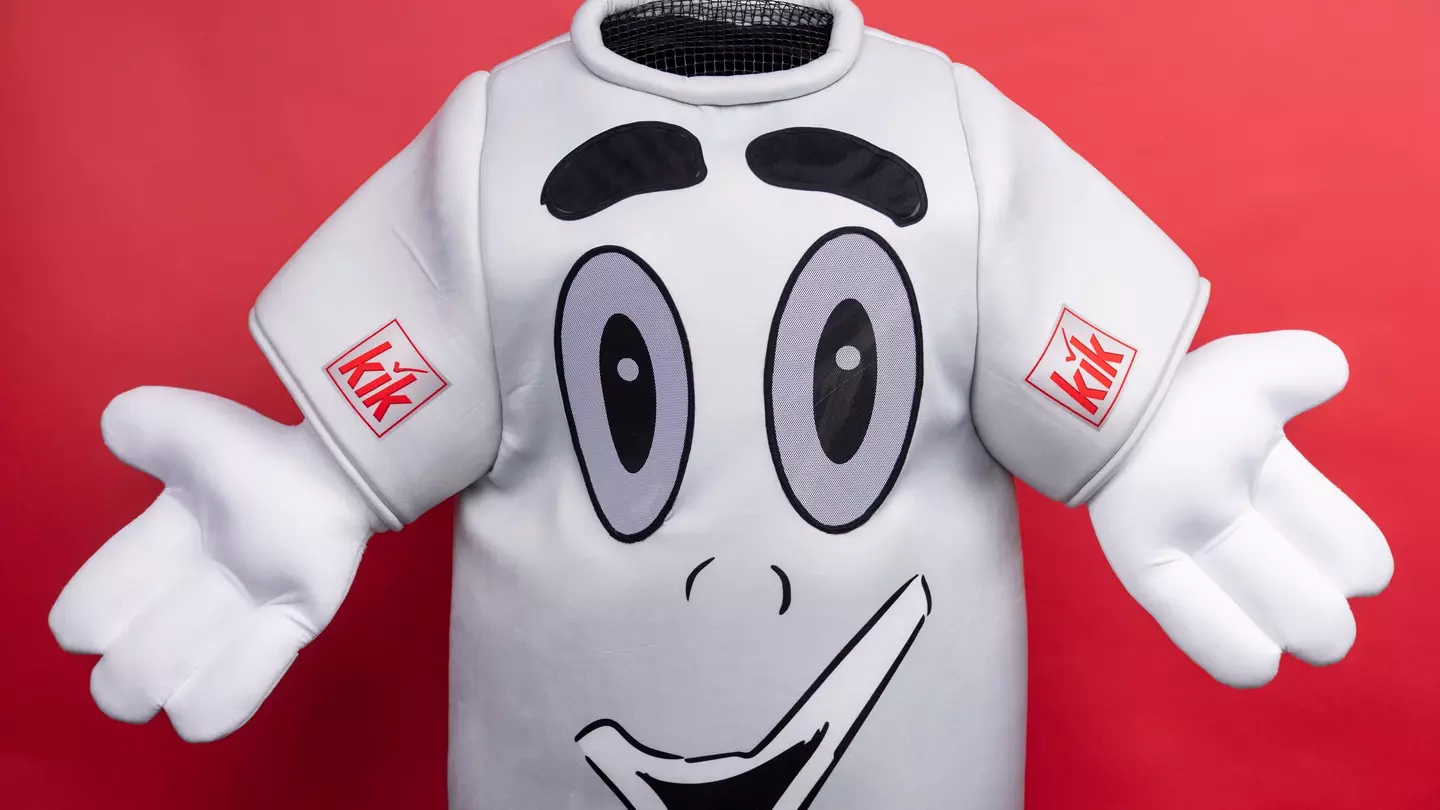 Het KiK-T-shirt met uitgestrekte armen lacht vriendelijk naar de camera