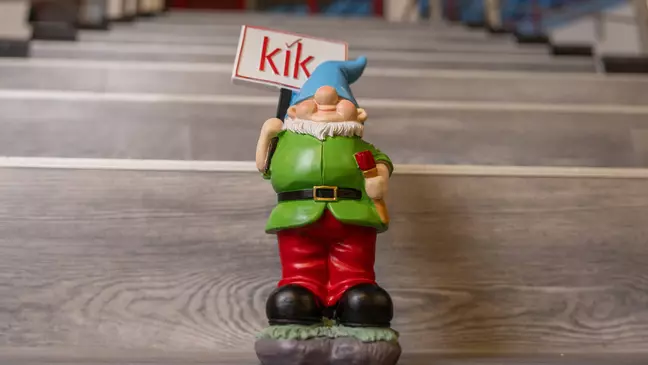 Tuinkabouter met het KiK-logo op een trap, als symbool voor het KiK-assortiment
