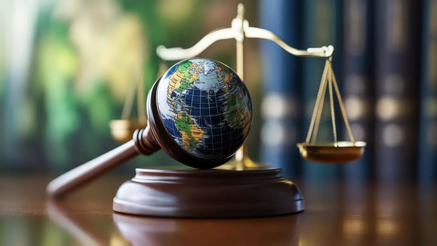 Voorzittershamer met wereldbol en weegschaal, symbolisch voor de wettelijke voorschriften en eisen voor KiK op het gebied van ESG