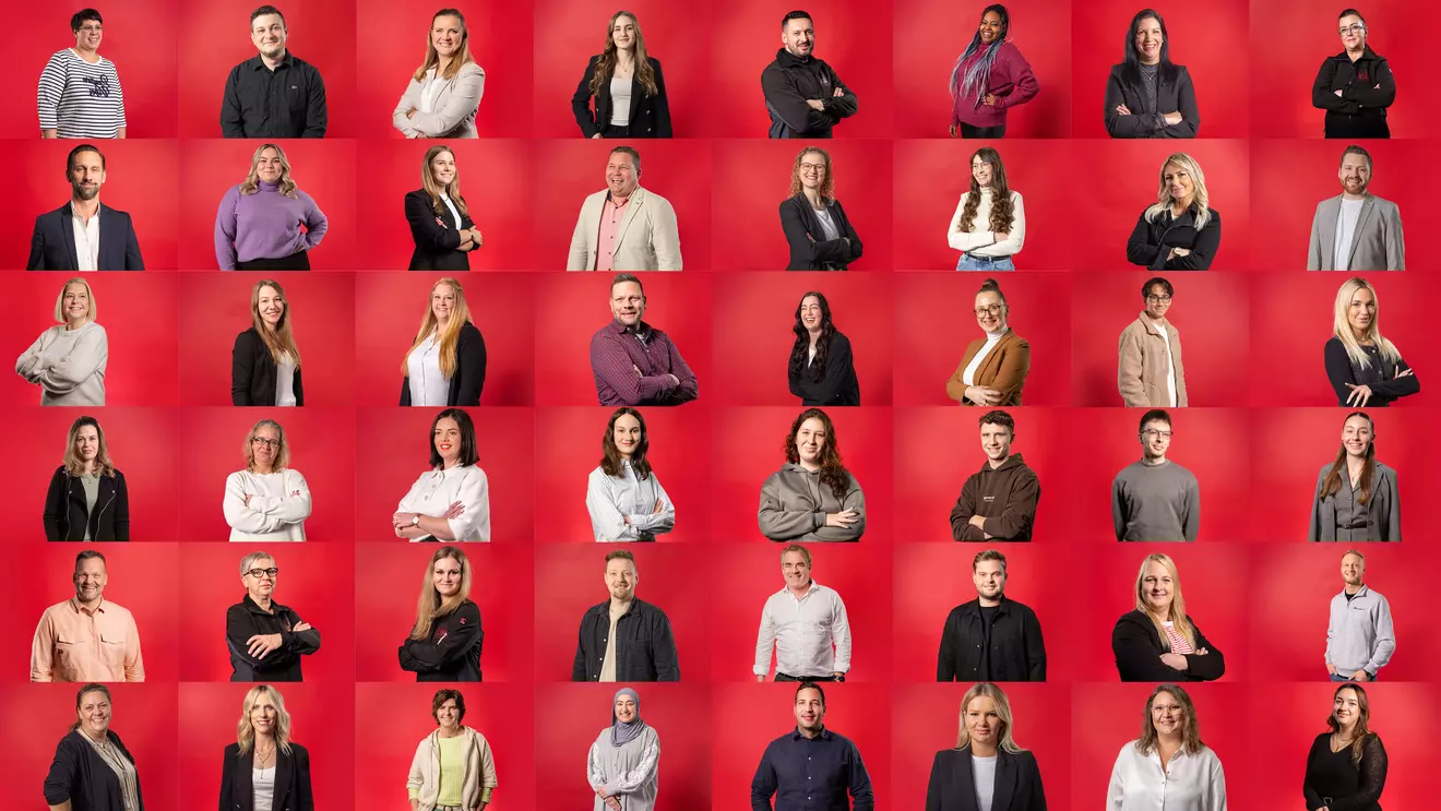 Een compilatie van veel verschillende KiK-medewerkers tijdens de fotoshoot voor een rode achtergrond