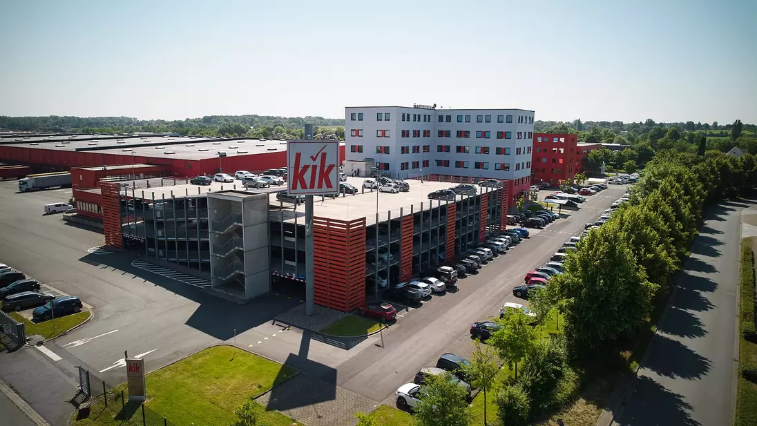 Buitenkant van het KiK-gebouw met een parkeergarage.