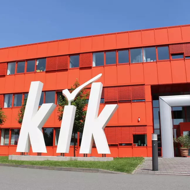 Entree van het KiK-hoofdkantoor in Bönen met een groot KiK-logo